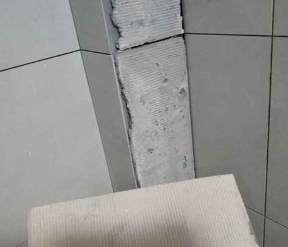 民乐瓷砖空鼓维修公司分享下厨房瓷砖脱落的补救措施。